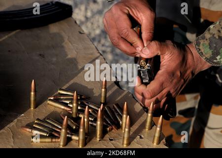 Ein Soldat der indischen Armee lädt am 28. März 2022 ein AK-47 Magazine nach einer Bohrübung der CASO Cordon- und Search-Operation im Kulgam-Distrikt von Süd-Kaschmir, Jammu und Kashmir, Indien. (Foto von Nasir Kachroo/NurPhoto) Stockfoto