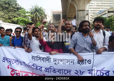 Aktivisten der Linken Demokratischen Allianz führen während des landesweiten halbtägigen Streiks eine Straßenblockdemonstration aus Protest gegen die Preiserhöhung für lebenswichtige Güter in Dhaka, Bangladesch, am 28. März 2022 durch (Foto: Mamunur Rashid/NurPhoto) Stockfoto