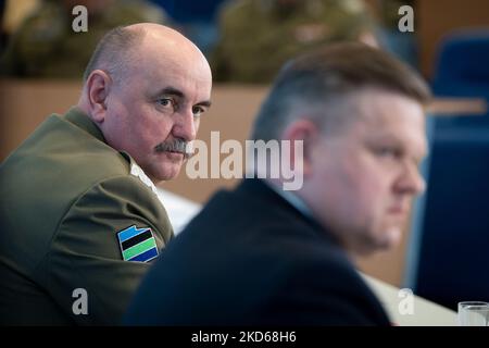 Wojciech Skurkiewicz, stellvertretender polnischer Verteidigungsminister, Generalkommandant der Abteilungen der Streitkräfte Jaroslaw Mika während der Konferenz „Heimatschutzgesetz - Neue Macht der polnischen Armee“ an der Akademie der Kriegsstudien in Warschau, Polen, am 28. März 2022 (Foto: Mateusz Wlodarczyk/NurPhoto) Stockfoto