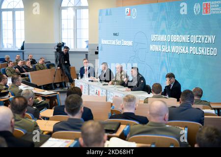 Wojciech Skurkiewicz, stellvertretender polnischer Verteidigungsminister, Generalkommandant der Abteilungen der Streitkräfte Jaroslaw Mika, Oberst Artur Kuptel, Piotr Grochmalski während der Konferenz „Heimatschutzgesetz - Neue Macht der polnischen Armee“ an der Akademie der Kriegsstudien in Warschau, Polen am 28. März 2022 (Foto: Mateusz Wlodarczyk/NurPhoto) Stockfoto