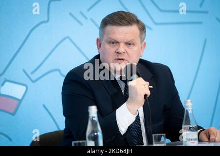 Wojciech Skurkiewicz, stellvertretender Minister für nationale Verteidigung, während der Konferenz „Heimatschutzgesetz - Neue Macht der polnischen Armee“ an der Akademie der Kriegsstudien in Warschau, Polen, am 28. März 2022 (Foto: Mateusz Wlodarczyk/NurPhoto) Stockfoto