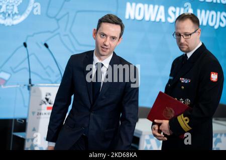 Der polnische Vizeminister der nationalen Verteidigung, Marcin Ociepa, während der Konferenz „Heimatschutzgesetz – Neue Macht der polnischen Armee“ an der Akademie der Kriegsstudien in Warschau, Polen, am 28. März 2022 (Foto: Mateusz Wlodarczyk/NurPhoto) Stockfoto