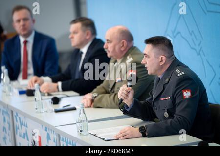 Wojciech Skurkiewicz, der stellvertretende polnische Verteidigungsminister, der Generalkommandant der Abteilungen der Streitkräfte Jaroslaw Mika, Oberst Artur Kuptel während der Konferenz „Heimatschutzgesetz – Neue Macht der polnischen Armee“ an der Akademie der Kriegsstudien in Warschau, Polen, am 28. März 2022 (Foto: Mateusz Wlodarczyk/NurPhoto) Stockfoto