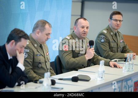 Der polnische Vizeminister der nationalen Verteidigung Marcin Ociepa, Kommandeur der Territorialen Verteidigungskräfte Wieslaw Kukula, der Divisional-General Jaroslaw Gromadzinski, der General Karol Molenda während der Konferenz „Heimatschutzgesetz - Neue Macht der polnischen Armee“ an der Akademie der Kriegsstudien in Warschau, Polen am 28. März 2022 (Foto: Mateusz Wlodarczyk/NurPhoto) Stockfoto