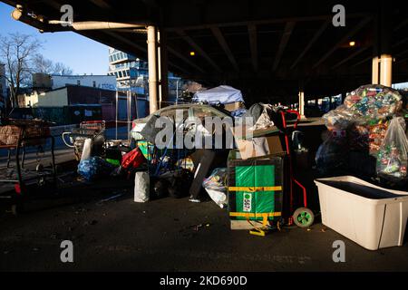 Arbeiter des Department of Sanitation werden von der NYPD begleitet, als sie am 28. März 2022 unter dem Brooklyn Queens Expressway in Brooklyn die Habseligkeiten mehrerer obdachloser New Yorker in Manhattan und Meeker Ave räumen. (Foto von Karla Ann Cote/NurPhoto) Stockfoto