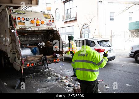 Arbeiter des Department of Sanitation werden von der NYPD begleitet, als sie am 28. März 2022 unter dem Brooklyn Queens Expressway in Brooklyn die Habseligkeiten mehrerer obdachloser New Yorker in Manhattan und Meeker Ave räumen. (Foto von Karla Ann Cote/NurPhoto) Stockfoto