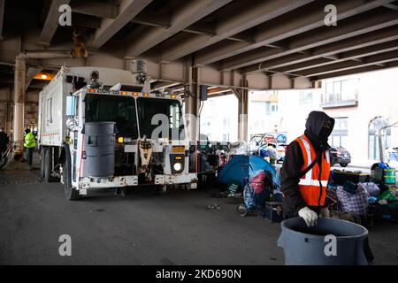 Arbeiter des Department of Sanitation werden von der NYPD begleitet, als sie am 28. März 2022 unter dem Brooklyn Queens Expressway in Brooklyn die Habseligkeiten mehrerer obdachloser New Yorker in Manhattan und Meeker Ave räumen. (Foto von Karla Ann Cote/NurPhoto) Stockfoto