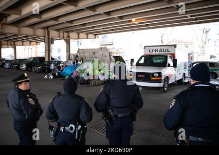 Arbeiter des Department of Sanitation werden von der NYPD begleitet, als sie am 28. März 2022 unter dem Brooklyn Queens Expressway in Brooklyn die Habseligkeiten mehrerer obdachloser New Yorker in Manhattan und Meeker Ave räumen. (Foto von Karla Ann Cote/NurPhoto) Stockfoto