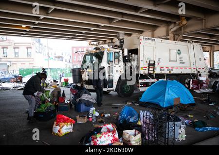 Arbeiter des Department of Sanitation werden von der NYPD begleitet, als sie am 28. März 2022 unter dem Brooklyn Queens Expressway in Brooklyn die Habseligkeiten mehrerer obdachloser New Yorker in Manhattan und Meeker Ave räumen. (Foto von Karla Ann Cote/NurPhoto) Stockfoto