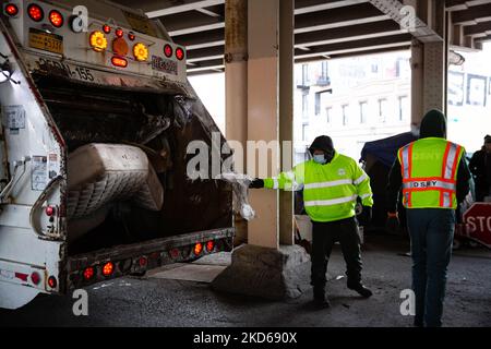 Arbeiter des Department of Sanitation werden von der NYPD begleitet, als sie am 28. März 2022 unter dem Brooklyn Queens Expressway in Brooklyn die Habseligkeiten mehrerer obdachloser New Yorker in Manhattan und Meeker Ave räumen. (Foto von Karla Ann Cote/NurPhoto) Stockfoto