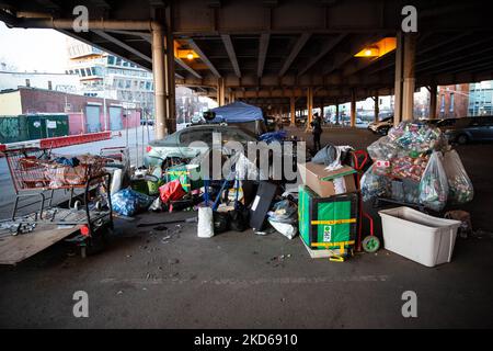 Arbeiter des Department of Sanitation werden von der NYPD begleitet, als sie am 28. März 2022 unter dem Brooklyn Queens Expressway in Brooklyn die Habseligkeiten mehrerer obdachloser New Yorker in Manhattan und Meeker Ave räumen. (Foto von Karla Ann Cote/NurPhoto) Stockfoto