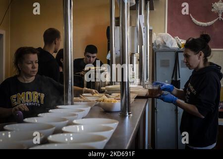 Das Delfin-Restaurant in Uzhhorod wurde in ein Refugium umgewandelt, in dem Sie kostenlos zu Mittag essen können. Uschhorod, das Zentrum von Transkarpatien. Zehntausende Flüchtlinge haben hier sichere Häfen oder zumindest eine vorübergehende Unterkunft gefunden. Eine halbe Million haben die Grenze durch Transkarpatien überschritten, und 200.000 haben sich in der Region aufhalten können. März 25 2022. (Foto von Joseph Galanakis/NurPhoto) Stockfoto