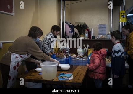 Das Delfin-Restaurant in Uzhhorod wurde in ein Refugium umgewandelt, in dem Sie kostenlos zu Mittag essen können. Uschhorod, das Zentrum von Transkarpatien. Zehntausende Flüchtlinge haben hier sichere Häfen oder zumindest eine vorübergehende Unterkunft gefunden. Eine halbe Million haben die Grenze durch Transkarpatien überschritten, und 200.000 haben sich in der Region aufhalten können. März 25 2022. (Foto von Joseph Galanakis/NurPhoto) Stockfoto