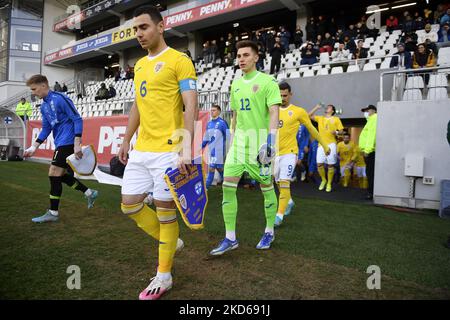 Vladimir Screciu und Mihai Popa in Aktion während des internationalen Freundschaftsspiels zwischen Rumänien U21 und Finnland U21 im Stadion Arcul de Triumph am 25. März 2022 in Bukarest, Rumänien. (Foto von Alex Nicodim/NurPhoto) Stockfoto