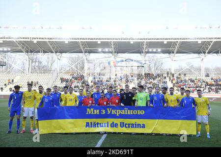 Rumänien U21: Claudiu Petrila, Alexandru Caimpanu, Andrei Marginean, Victor Dican, Ianis Stoica, Andreas Dumiterscu, Ricardo Farcas, Tudor Telcean, Jovan Markovic, Mihai Popa, Vladimir Screciu und Finnland U21: Viljami Sinisalo, Taneli Hamalainen, Robin Tihi, Oliver Antman, Anssi Suhonen, Terry Ablade, Naatan Skytta, Adam Marhiev, Ville Koski, Matias Rale, Julius Tauriainen im Einsatz beim internationalen Freundschaftsspiel zwischen Rumänien U21 und Finnland U21 im Stadion Arcul de Triumph am 25. März 2022 in Bukarest, Rumänien. (Foto von Alex Nicodim/NurPhoto) Stockfoto