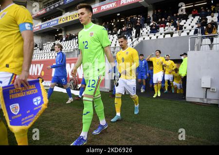 Mihai Popa und Jovan Markovic in Aktion beim internationalen Freundschaftsspiel zwischen Rumänien U21 und Finnland U21 im Stadion Arcul de Triumph am 25. März 2022 in Bukarest, Rumänien. (Foto von Alex Nicodim/NurPhoto) Stockfoto