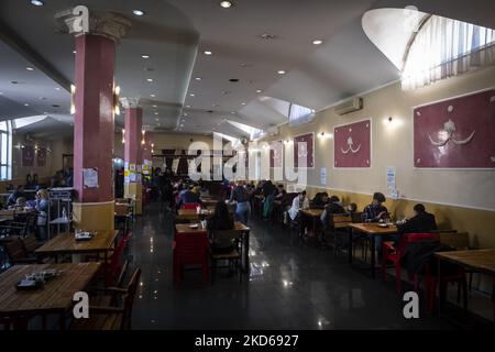 Das Delfin-Restaurant in Uzhhorod wurde in ein Refugium umgewandelt, in dem Sie kostenlos zu Mittag essen können. Uschhorod, das Zentrum von Transkarpatien. Zehntausende Flüchtlinge haben hier sichere Häfen oder zumindest eine vorübergehende Unterkunft gefunden. Eine halbe Million haben die Grenze durch Transkarpatien überschritten, und 200.000 haben sich in der Region aufhalten können. März 25 2022. (Foto von Joseph Galanakis/NurPhoto) Stockfoto