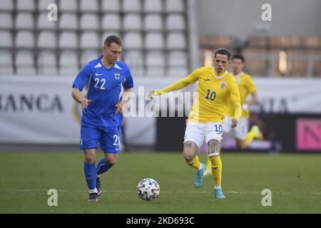 Julius Tauriainen und Alexandru Cimpanu im Einsatz beim internationalen Freundschaftsspiel zwischen Rumänien U21 und Finnland U21 im Stadion Arcul de Triumph am 25. März 2022 in Bukarest, Rumänien. (Foto von Alex Nicodim/NurPhoto) Stockfoto