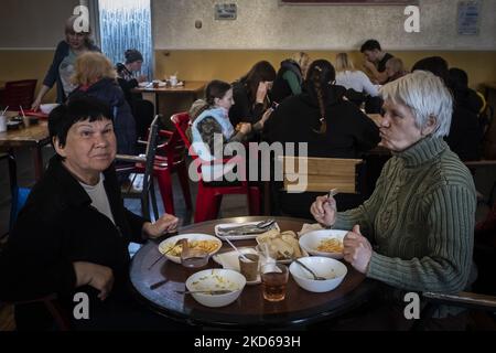 Das Delfin-Restaurant in Uzhhorod wurde in ein Refugium umgewandelt, in dem Sie kostenlos zu Mittag essen können. Uschhorod, das Zentrum von Transkarpatien. Zehntausende Flüchtlinge haben hier sichere Häfen oder zumindest eine vorübergehende Unterkunft gefunden. Eine halbe Million haben die Grenze durch Transkarpatien überschritten, und 200.000 haben sich in der Region aufhalten können. März 25 2022. (Foto von Joseph Galanakis/NurPhoto) Stockfoto