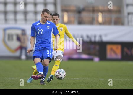 Julius Tauriainen und Alexandru Cimpanu im Einsatz beim internationalen Freundschaftsspiel zwischen Rumänien U21 und Finnland U21 im Stadion Arcul de Triumph am 25. März 2022 in Bukarest, Rumänien. (Foto von Alex Nicodim/NurPhoto) Stockfoto