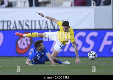 Ville Koski und Andrei Marginean in Aktion beim internationalen Freundschaftsspiel zwischen Rumänien U21 und Finnland U21 im Stadion Arcul de Triumph am 25. März 2022 in Bukarest, Rumänien. (Foto von Alex Nicodim/NurPhoto) Stockfoto