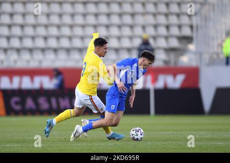 Jovan Markovic und Adam Marhiev in Aktion beim internationalen Freundschaftsspiel zwischen Rumänien U21 und Finnland U21 im Stadion Arcul de Triumph am 25. März 2022 in Bukarest, Rumänien. (Foto von Alex Nicodim/NurPhoto) Stockfoto