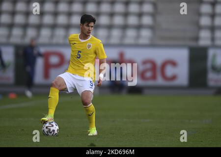 TUDOR Telcean im Einsatz beim internationalen Freundschaftsspiel zwischen Rumänien U21 und Finnland U21 im Stadion Arcul de Triumph am 25. März 2022 in Bukarest, Rumänien. (Foto von Alex Nicodim/NurPhoto) Stockfoto