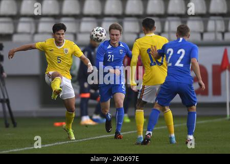 TUDOR Telcean und Matias Rale im Einsatz beim internationalen Freundschaftsspiel zwischen Rumänien U21 und Finnland U21 im Stadion Arcul de Triumph am 25. März 2022 in Bukarest, Rumänien. (Foto von Alex Nicodim/NurPhoto) Stockfoto