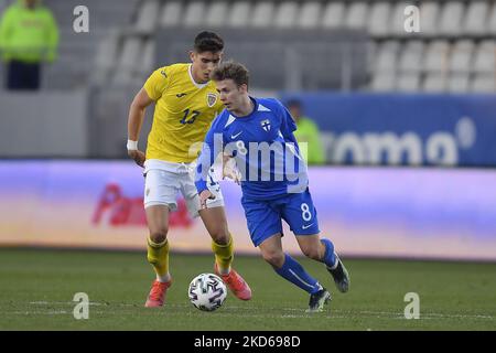 Anssi Suhonen und Andrei Marginean im Einsatz beim internationalen Freundschaftsspiel zwischen Rumänien U21 und Finnland U21 im Stadion Arcul de Triumph am 25. März 2022 in Bukarest, Rumänien. (Foto von Alex Nicodim/NurPhoto) Stockfoto