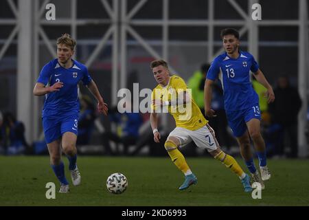 Claudiu Petrila, Taneli Hmalainen und Adam Marhiev in Aktion während des internationalen Freundschaftsspiels zwischen Rumänien U21 und Finnland U21 im Stadion Arcul de Triumph am 25. März 2022 in Bukarest, Rumänien. (Foto von Alex Nicodim/NurPhoto) Stockfoto