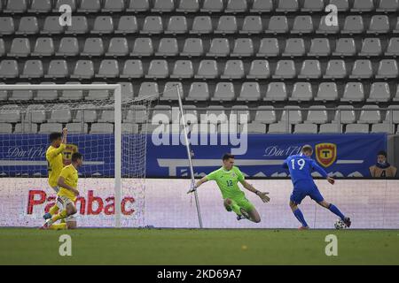 Mihai Popa und Niklas Jokelainen im Einsatz beim internationalen Freundschaftsspiel zwischen Rumänien U21 und Finnland U21 im Stadion Arcul de Triumph am 25. März 2022 in Bukarest, Rumänien. (Foto von Alex Nicodim/NurPhoto) Stockfoto