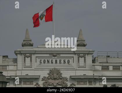 Die peruanische Nationalflagge fliegt über dem Gebäude des Kongresses der Republik Peru, als Castillo in acht Monaten einem zweiten Anklageversuch des Nationalkongresses gegen ihn gegenübersteht. Am Montag, den 28. März 2022, in Lima, Peru. (Foto von Artur Widak/NurPhoto) Stockfoto