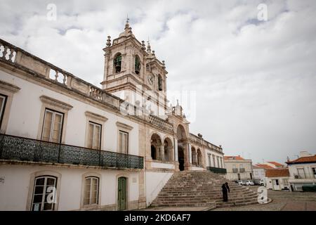 Ein Blick auf das Santuário de Nossa Senhora da Nazaré (Heiligtum unserer Lieben Frau von Nazaré) in Nazare, Portugal, am 28. März 2022. Nazaré, insbesondere Praia do Norte oder North Beach, ist berühmt für die größten surfbaren Wellen auf dem Planeten. (Foto von Manuel Romano/NurPhoto) Stockfoto