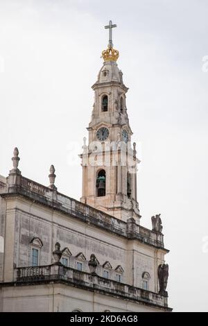 Der ikonische Turm des Heiligtums von Fátima, in Fatima, Portugal, am 28. März 2022. (Foto von Manuel Romano/NurPhoto) Stockfoto