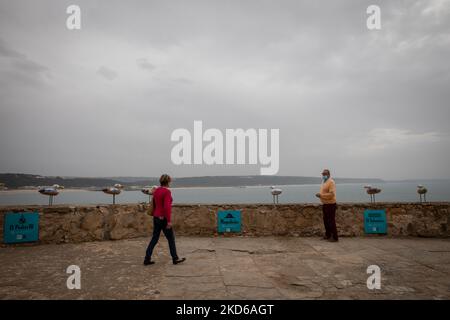 Am 28. März 2022 gehen Menschen in der Festung São Miguel Arcanjo in Nazare, Portugal, spazieren. Nazaré, insbesondere Praia do Norte oder North Beach, ist berühmt für die größten surfbaren Wellen auf dem Planeten. (Foto von Manuel Romano/NurPhoto) Stockfoto