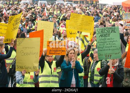 Hunderte von Kinderbetreuern und anderen Lehrern der Gewerkschaft Ver.di streiken am 29. März 2022 in Köln (Foto: Ying Tang/NurPhoto) Stockfoto