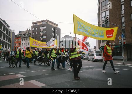 Hunderte von Kinderbetreuern und anderen Lehrern der Gewerkschaft Ver.di streiken am 29. März 2022 in Köln (Foto: Ying Tang/NurPhoto) Stockfoto