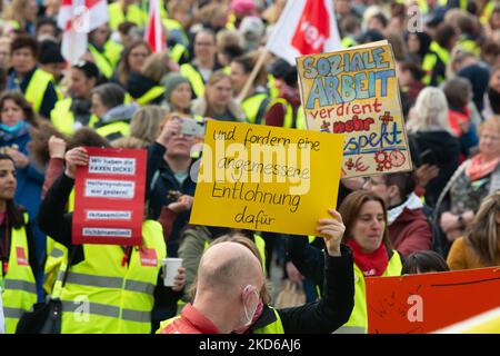 Hunderte von Kinderbetreuern und anderen Lehrern der Gewerkschaft Ver.di streiken am 29. März 2022 in Köln (Foto: Ying Tang/NurPhoto) Stockfoto