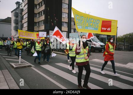 Hunderte von Kinderbetreuern und anderen Lehrern der Gewerkschaft Ver.di streiken am 29. März 2022 in Köln (Foto: Ying Tang/NurPhoto) Stockfoto