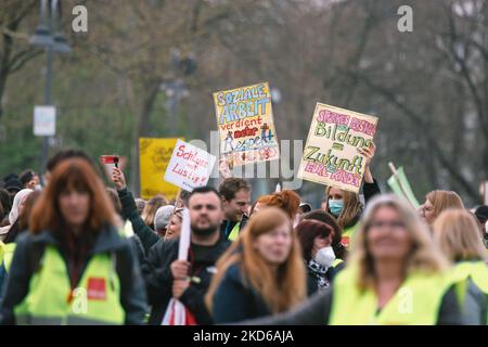 Hunderte von Kinderbetreuern und anderen Lehrern der Gewerkschaft Ver.di streiken am 29. März 2022 in Köln (Foto: Ying Tang/NurPhoto) Stockfoto