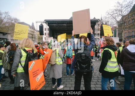 Hunderte von Kinderbetreuern und anderen Lehrern der Gewerkschaft Ver.di streiken am 29. März 2022 in Köln (Foto: Ying Tang/NurPhoto) Stockfoto