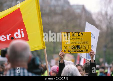 Hunderte von Kinderbetreuern und anderen Lehrern der Gewerkschaft Ver.di streiken am 29. März 2022 in Köln (Foto: Ying Tang/NurPhoto) Stockfoto