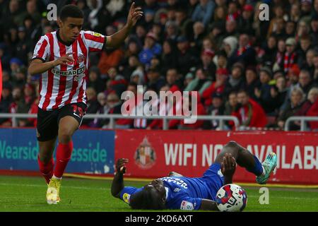 Sunderlands Jewison Bennette tritt am Samstag, dem 5.. November 2022, im Stadion of Light in Sunderland gegen Sheyi Ojo von Cardiff City während des Sky Bet Championship-Spiels zwischen Sunderland und Cardiff City an. (Kredit: Michael Driver | MI Nachrichten) Kredit: MI Nachrichten & Sport /Alamy Live Nachrichten Stockfoto