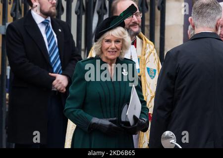 LONDON, VEREINIGTES KÖNIGREICH - 29. MÄRZ 2022: Camilla, Herzogin von Cornwall, verlässt nach dem Erntedankgottesdienst für Prinz Philip am 29. März 2022 in Westminster Abbey in London, England. Der Herzog von Edinburgh, der Ehemann der Königin von mehr als siebzig Jahren, ist am 9. April letzten Jahres im Alter von 99 Jahren verstorben, und sein Trauerdienst wurde wegen der Sperrbeschränkungen von Covid-19 von nur 30 Personen besucht. (Foto von Wiktor Szymanowicz/NurPhoto) Stockfoto