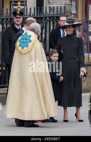 LONDON, VEREINIGTES KÖNIGREICH - 29. MÄRZ 2022: Prinzessin Charlotte von Cambridge (C) und Catherine, Herzogin von Cambridge (R) verlassen nach dem Erntedankgottesdienst für Prinz Philip am 29. März 2022 in Westminster Abbey in London, England. Der Herzog von Edinburgh, der Ehemann der Königin von mehr als siebzig Jahren, ist am 9. April letzten Jahres im Alter von 99 Jahren verstorben, und sein Trauerdienst wurde wegen der Sperrbeschränkungen von Covid-19 von nur 30 Personen besucht. (Foto von Wiktor Szymanowicz/NurPhoto) Stockfoto