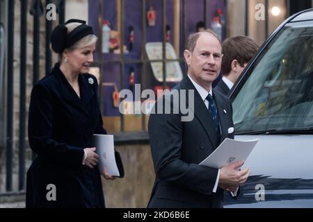 LONDON, VEREINIGTES KÖNIGREICH - 29. MÄRZ 2022: Sophie, Gräfin von Wessex (L) und Prinz Edward, Earl of Wessex, verlassen nach dem Erntedankfest für Prinz Philip am 29. März 2022 in Westminster Abbey in London, England. Der Herzog von Edinburgh, der Ehemann der Königin von mehr als siebzig Jahren, ist am 9. April letzten Jahres im Alter von 99 Jahren verstorben, und sein Trauerdienst wurde wegen der Sperrbeschränkungen von Covid-19 von nur 30 Personen besucht. (Foto von Wiktor Szymanowicz/NurPhoto) Stockfoto