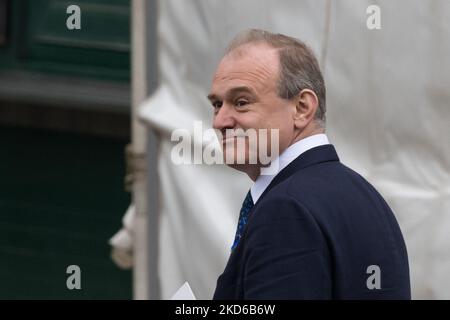 LONDON, VEREINIGTES KÖNIGREICH - 29. MÄRZ 2022: Sir Ed Davey, Vorsitzender der Liberaldemokraten, verlässt das Land nach dem Erntedankgottesdienst für Prinz Philip am 29. März 2022 in Westminster Abbey in London, England. Der Herzog von Edinburgh, der Ehemann der Königin von mehr als siebzig Jahren, ist am 9. April letzten Jahres im Alter von 99 Jahren verstorben, und sein Trauerdienst wurde wegen der Sperrbeschränkungen von Covid-19 von nur 30 Personen besucht. (Foto von Wiktor Szymanowicz/NurPhoto) Stockfoto