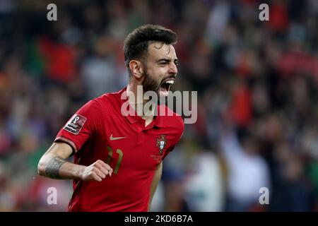 Portugals Mittelfeldspieler Bruno Fernandes feiert am 29. März 2022 im Dragao-Stadion in Porto, Portugal, ein Tor beim Fußballspiel der FIFA-Weltmeisterschaft 2022 zwischen Portugal und Nordmakedonien. (Foto von Pedro FiÃºza/NurPhoto) Stockfoto