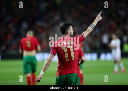 Portugals Mittelfeldspieler Bruno Fernandes feiert am 29. März 2022 im Dragao-Stadion in Porto, Portugal, ein Tor beim Fußballspiel der FIFA-Weltmeisterschaft 2022 zwischen Portugal und Nordmakedonien. (Foto von Pedro FiÃºza/NurPhoto) Stockfoto