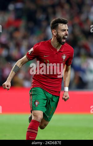 Portugals Mittelfeldspieler Bruno Fernandes feiert am 29. März 2022 im Dragao-Stadion in Porto, Portugal, ein Tor beim Fußballspiel der FIFA-Weltmeisterschaft 2022 zwischen Portugal und Nordmakedonien. (Foto von Pedro FiÃºza/NurPhoto) Stockfoto